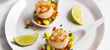 Scallops with mango salsa
