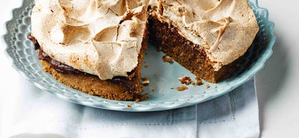 Crunchy coffee meringue cake