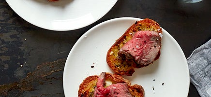 Filet mignon with garlic toasts