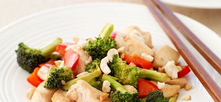 Stir-fried chicken with broccoli, red peppers and cashews