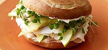 Turkey bagel-sandwich with avocado and green apple