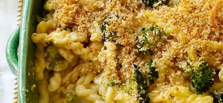 Baked macaroni and cheese with broccoli