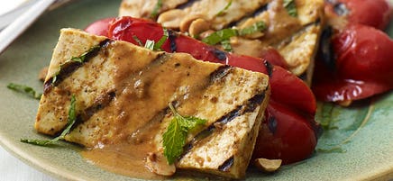 Satay grilled tofu and peppers