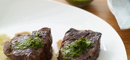 Beef tenderloin with fresh herb sauce