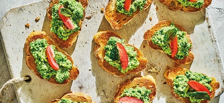 Pea & ricotta crostini