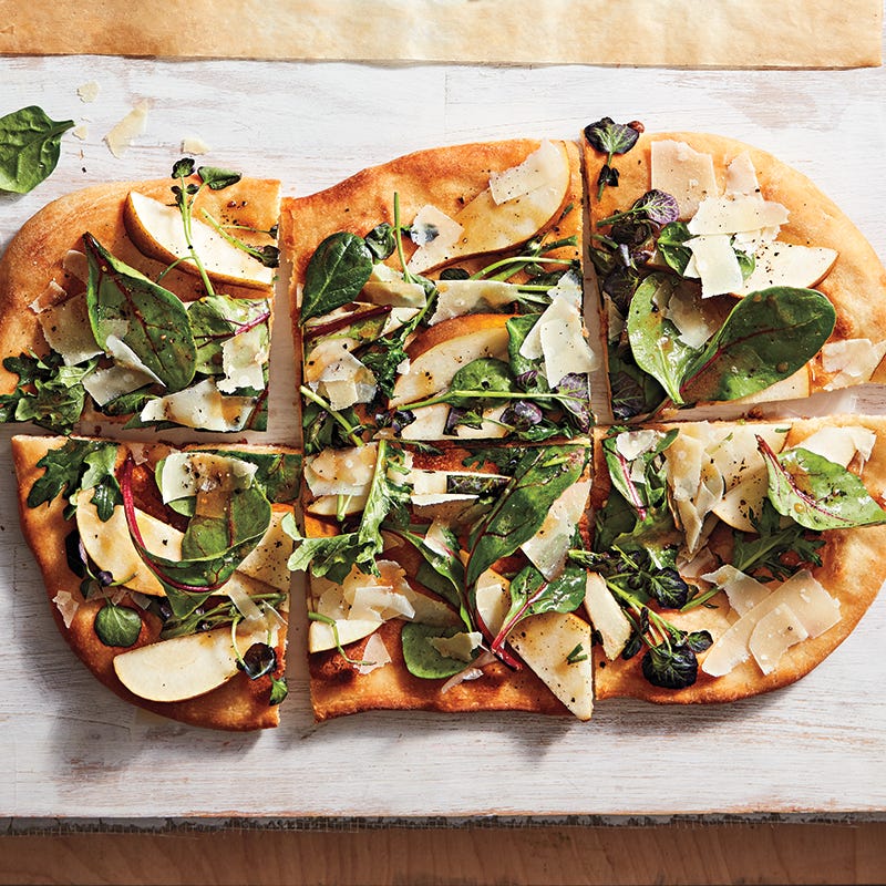Mesclun pizza with pears & Parmesan