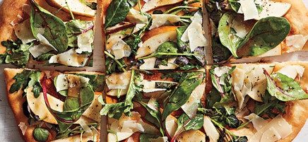 Mesclun pizza with pears & Parmesan