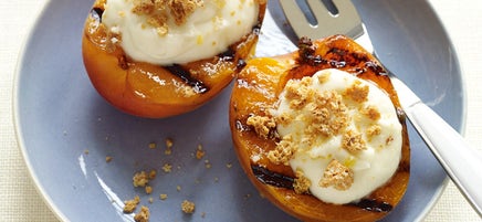 Grilled apricots with cookies and cream