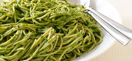 Pasta with creamy spinach pesto