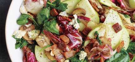 Warm spinach salad with bacon, chicken & blue cheese