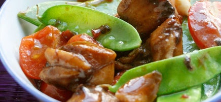 Spicy stir-fried chicken with snow peas and tomatoes