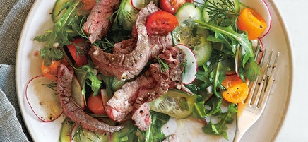 Summer steak salad with arugula and dill