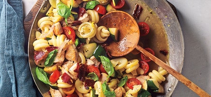 Lemony pasta with chicken and zucchini