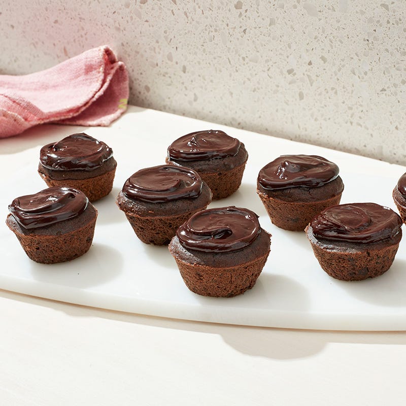 Flourless mini chocolate cakes with chocolate ganache