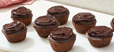 Flourless mini chocolate cakes with chocolate ganache