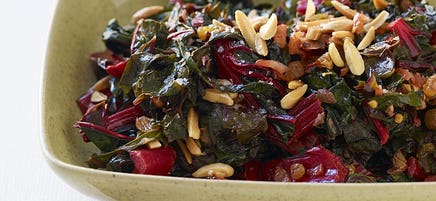Bette à carde avec des raisins et des amandes