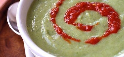 Soupe crémeuse aux asperges avec purée de poivrons rôtis