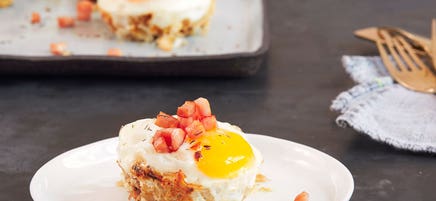 Œufs cuits au four avec pommes de terre rissolées et bacon de dos