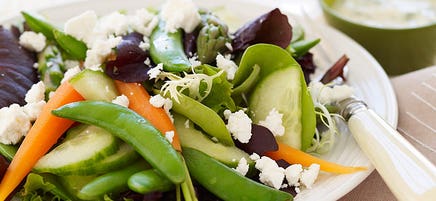Salade de légumes printaniers avec vinaigrette au babeurre