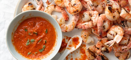 Crevettes grillées épicées enrobées de vinaigrette espagnole fumée