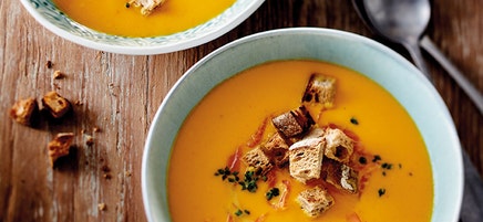 Kürbissuppe mit Räucherlachs und Croûtons