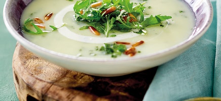 Kohlrabi-Rucola-Suppe mit Pinienkernen