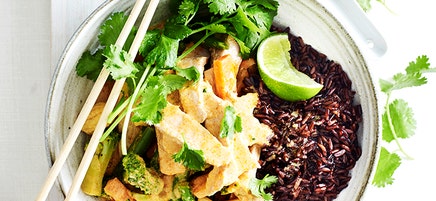 Butterfly pork steak with red curry sauce and black rice