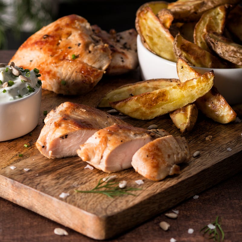 Foto Putensteaks mit Kartoffelecken und Gurken-Kräuter-Quark von WW