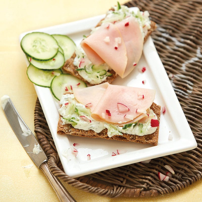 Knäckebrot mit Gurkenquark