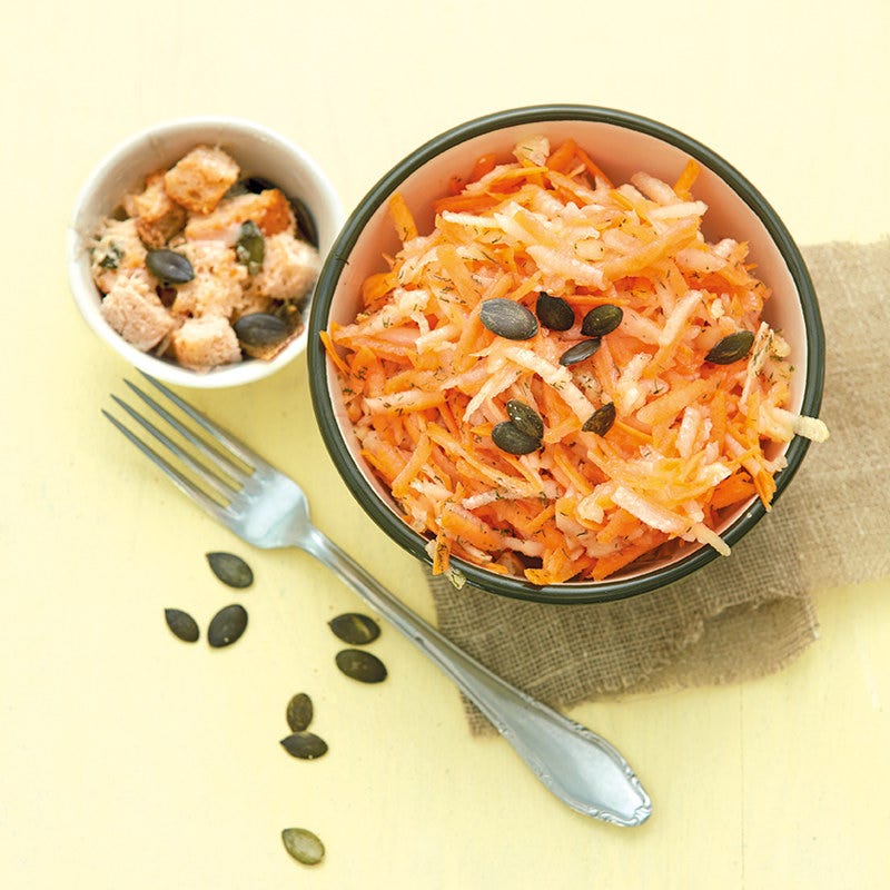 Karotten-Apfel-Salat mit Parmesancroûtons