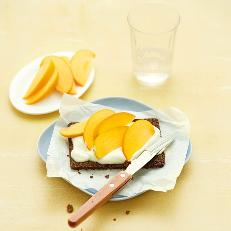 Pumpernickel mit Honigjoghurt und Kaki