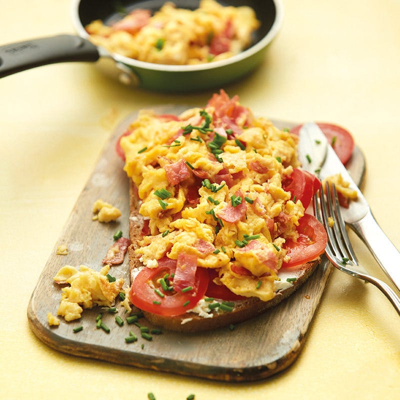 Schinkenrührei auf Tomatenbrot