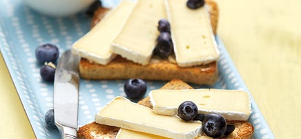 Toasts de camembert aux baies des bois