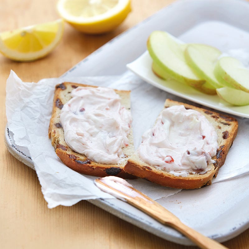 Rosinenbrot mit Erdbeerquark