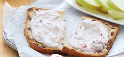 Rosinenbrot mit Erdbeerquark