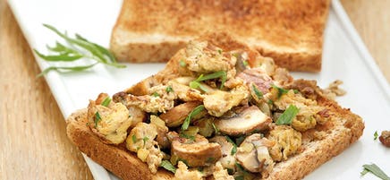 Omelette aux champignons sur toast
