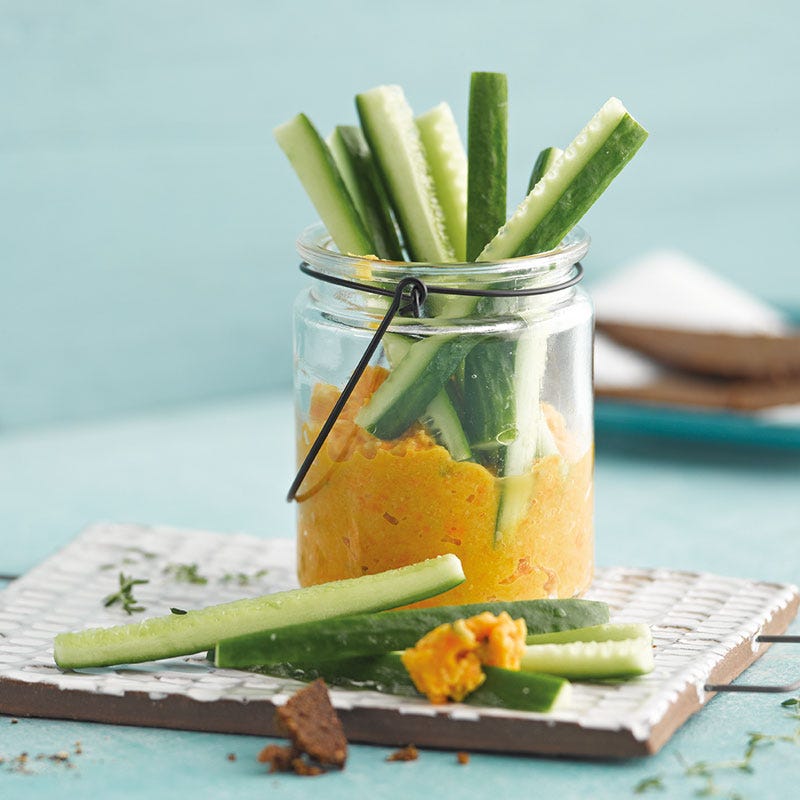 Röstkarotten-Hummus mit Pumpernickel