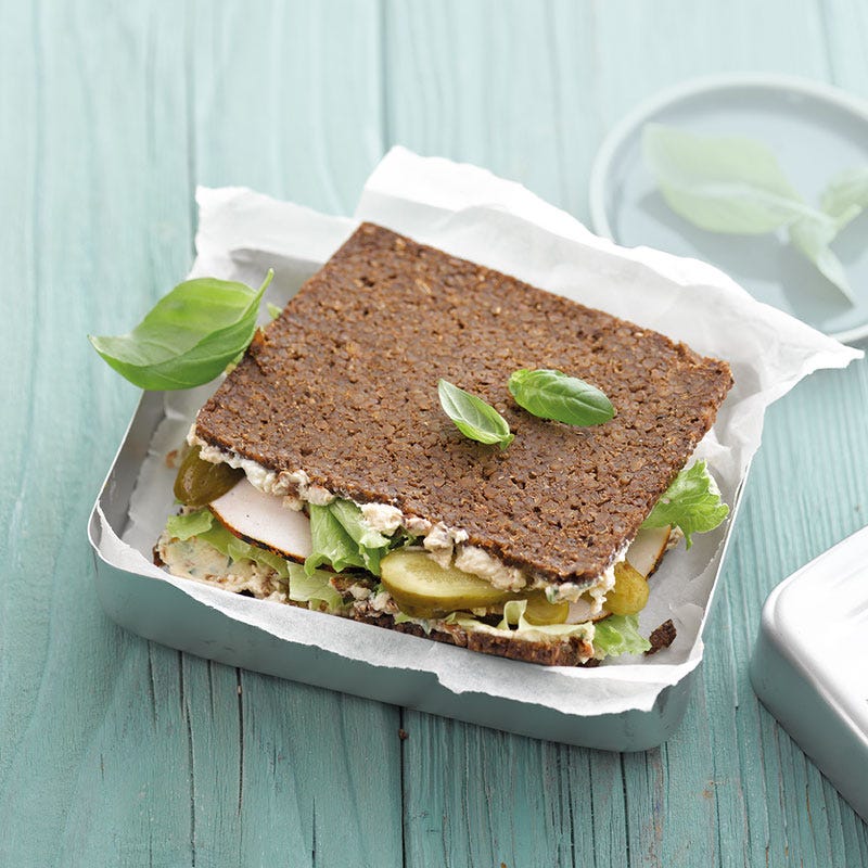 Pumpernickelsandwich mit Tomaten-Basilikum-Quark