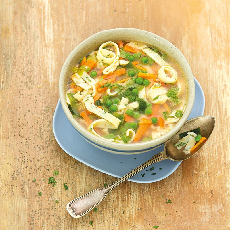 Gemüsebouillon mit Kräuterflädli