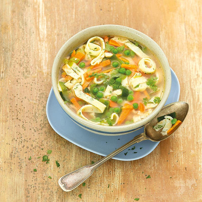 Gemüsebouillon mit Kräuterflädli