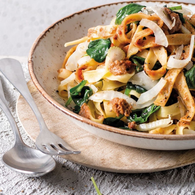 Tagliatelle mit Spinat, Fenchel und Pesto rosso Rezept | WW Deutschland Tagliatelle mit Spinat, Fenchel und Pesto rosso Rezept | WW Deutschland