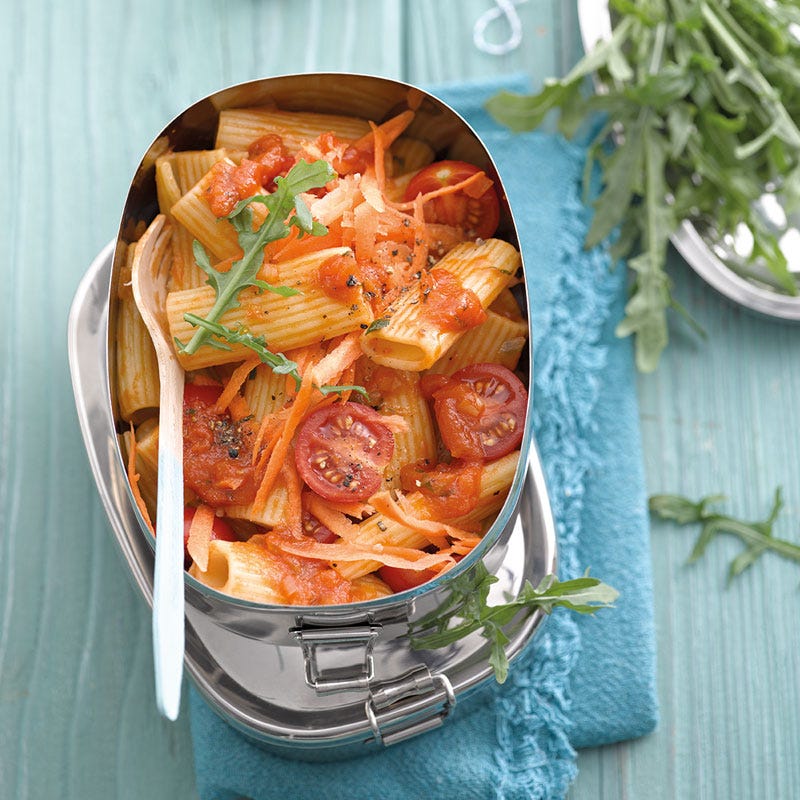 Rigatoni-Salat mit Tomatendressing