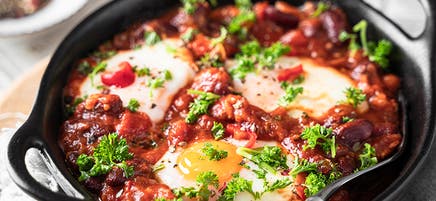 Oeufs pochés en sauce tomate piquante (Chakchouka)