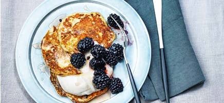 Bananpannkakor med yoghurt och bär