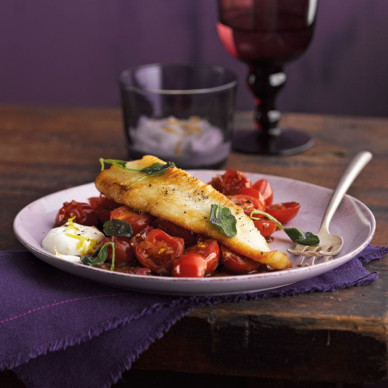 Gebratene Salbei-Scholle mit Tomaten und Joghurtdip
