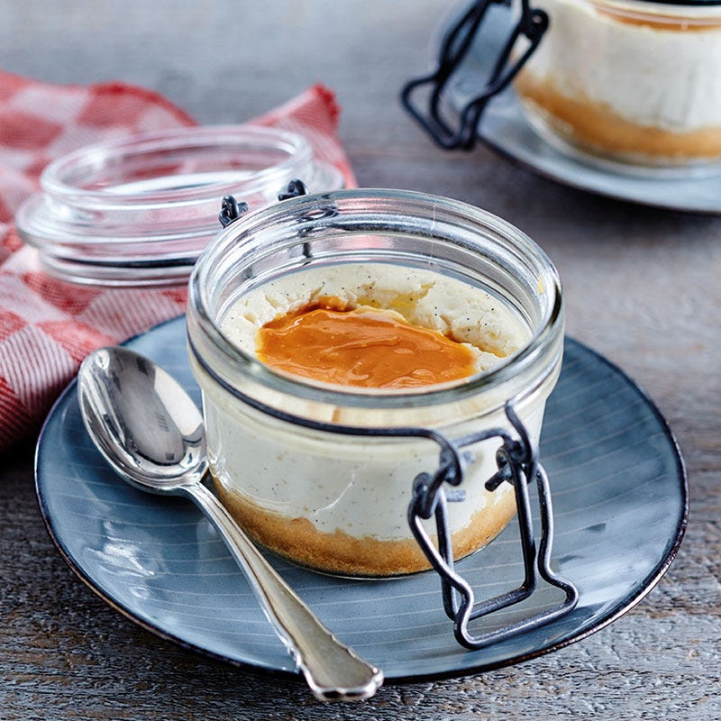 Cheesecakes im Glas mit gesalzenem Karamell