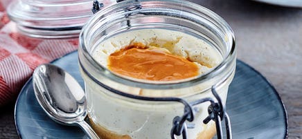Cheesecakes im Glas mit gesalzenem Karamell