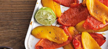 Grillpeperoni-Carpaccio mit Linsen-Limetten-Dip