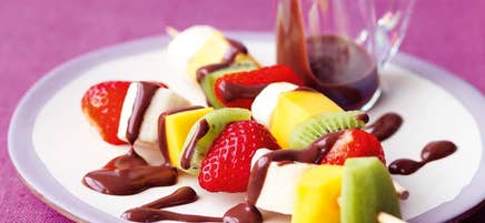 Fruktspett med varm chokladsås
