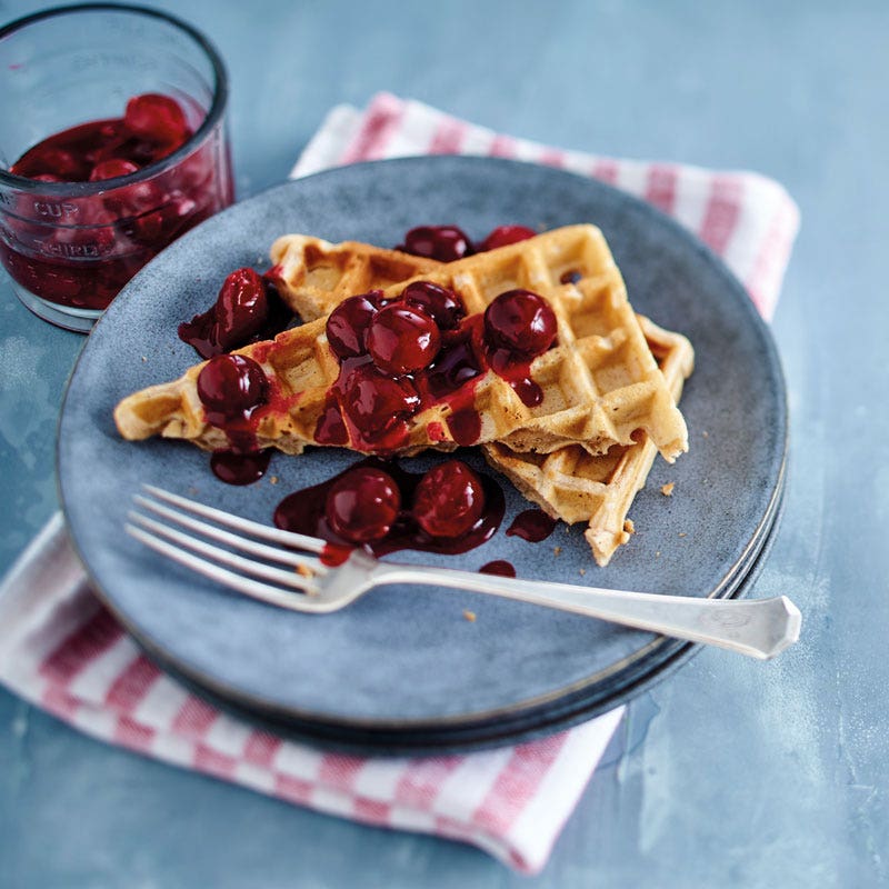 Cinnamon Waffles mit heißen Kirschen
